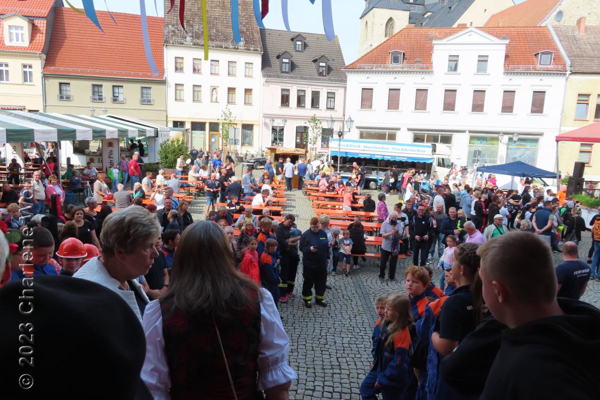 Der Marktplatz füllt sich